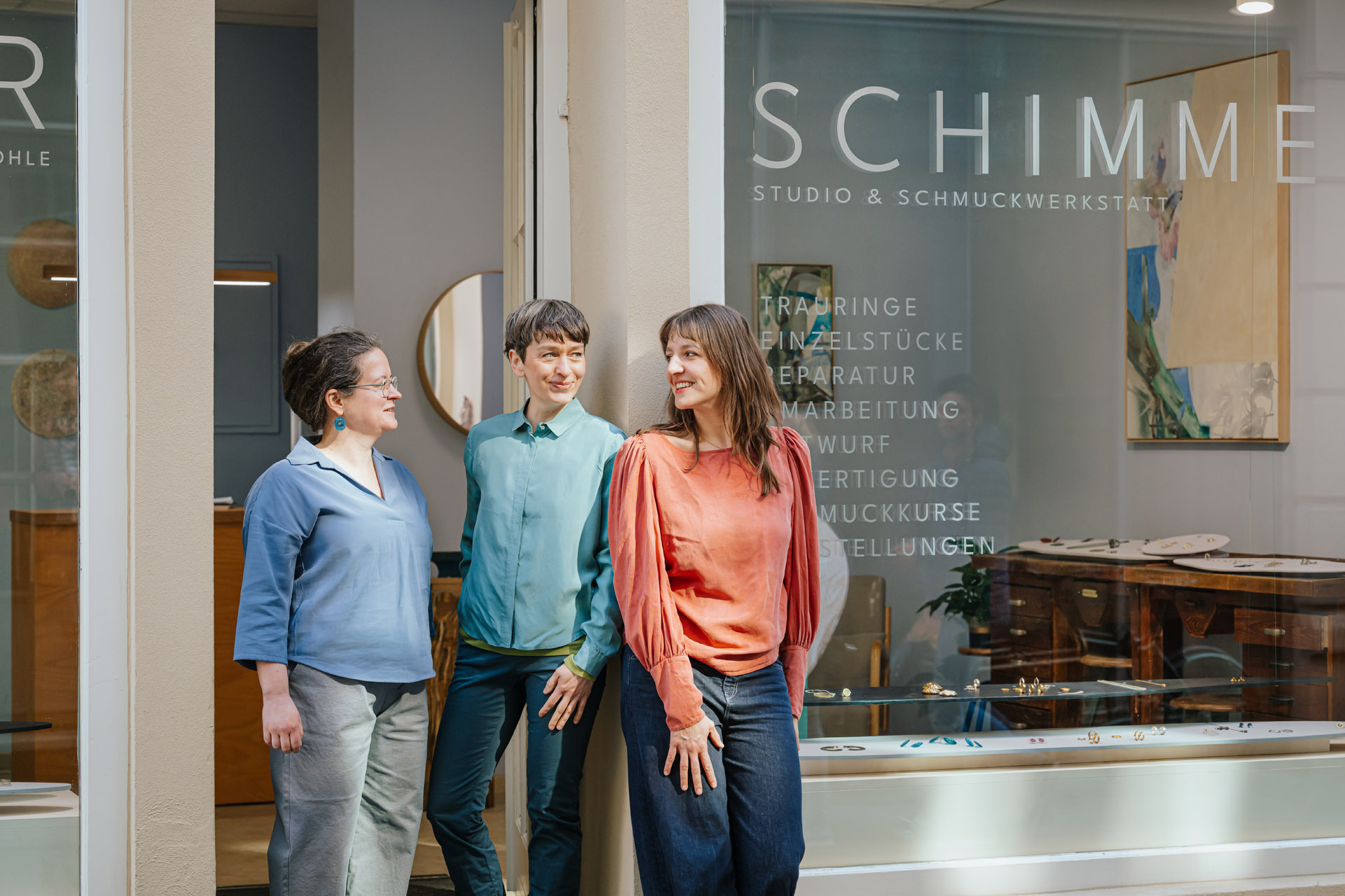 Annekathrin Pohle Charlotte Antony Sophie Baumgärtner stehen vor ihrem Laden heiraten Eheringe zur Beratung Auswahl an Modellen für Eheringe Trauringmodelle Schimmer Schmuckwerkstatt Goldschmiede Halle Saale