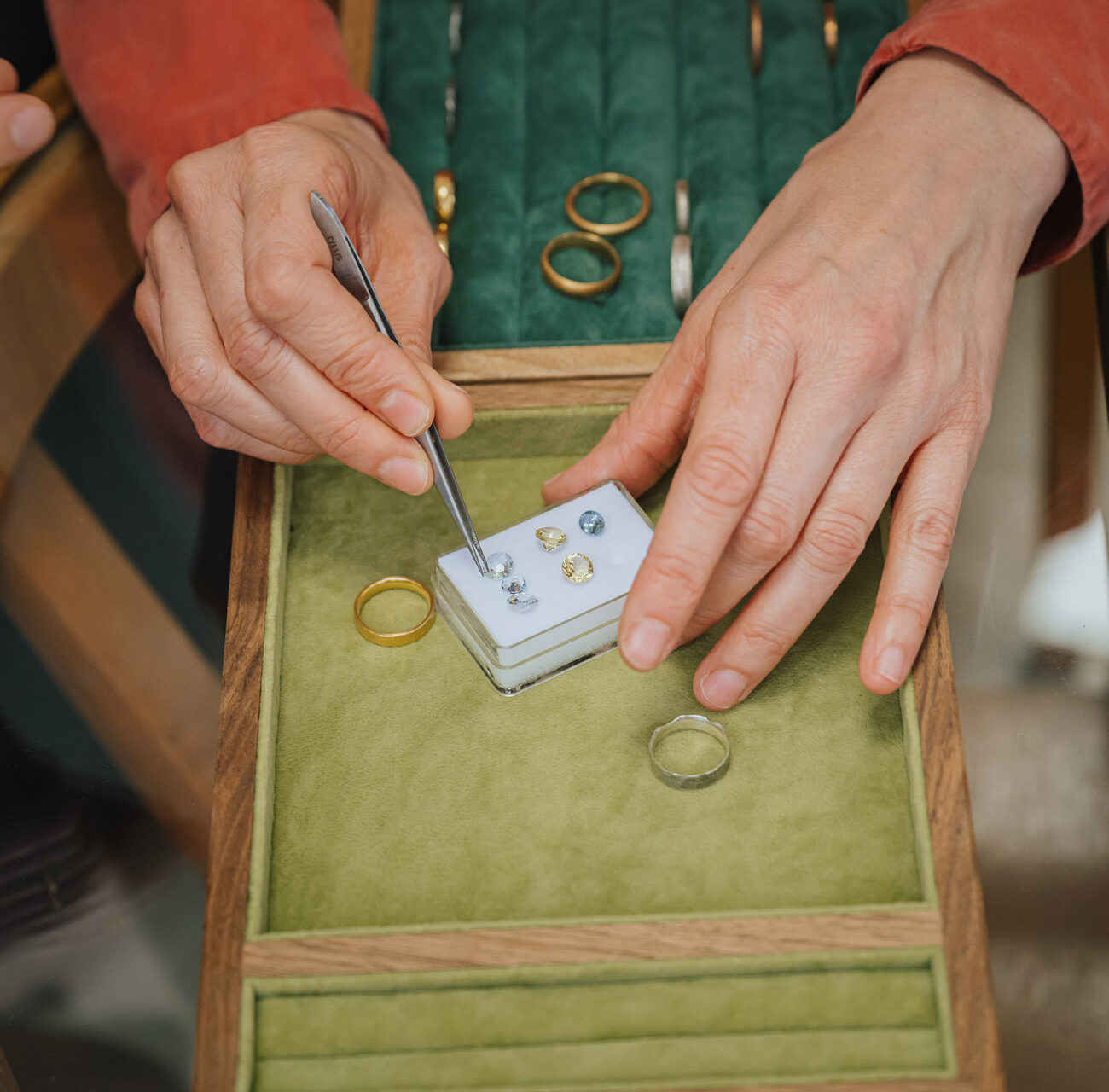 Steine werden gezeigt für den Ringbesatz