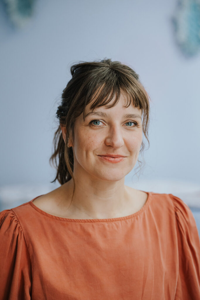 Charlotte Antony Portraitfoto im Laden auf der Schulstraße 13 im Schimmer Schmuckwerkstatt und Ausstellungsraum