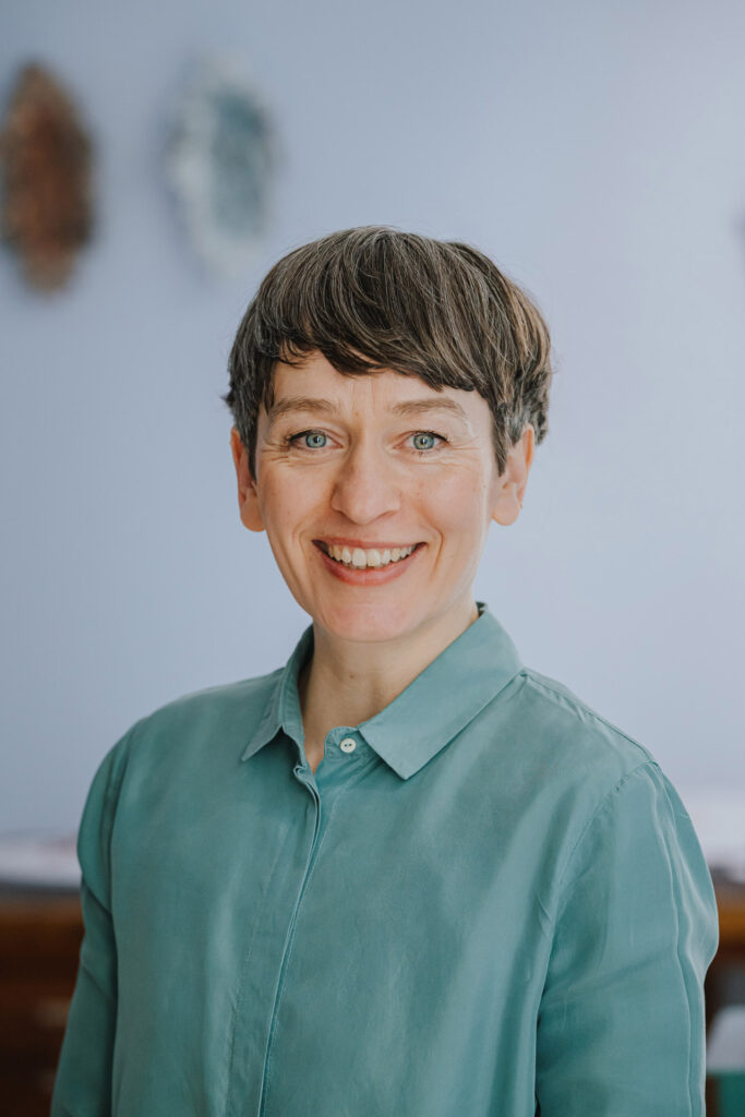 Sophie Baumgärtner Portraitfoto im Laden auf der Schulstraße 13 im Schimmer Schmuckwerkstatt und Ausstellungsraum