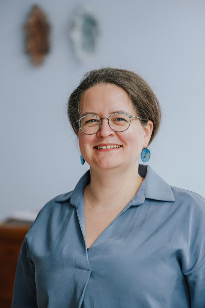 Annekathrin Pohle Portraitfoto im Laden auf der Schulstraße 13 im Schimmer Schmuckwerkstatt und Ausstellungsraum